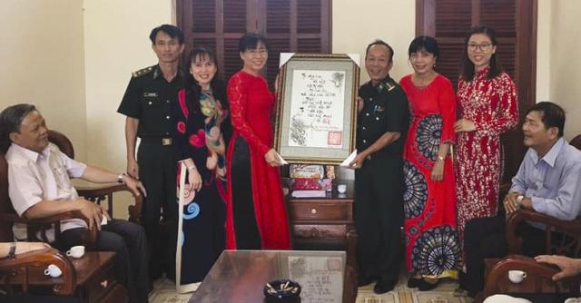 Lãnh đạo Hội LHPN quận tặng quà cán bộ chiến sĩ Đồn Biên phòng Long Hòa. (Ảnh: Liêm Nguyễn)