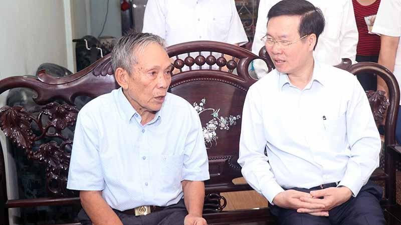 Đồng chí Võ Văn Thưởng thăm thương binh Đoàn Văn Hết tại thành phố Quy Nhơn, tỉnh Bình Định.