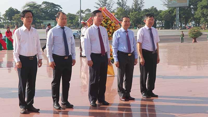 Đồng chí Võ Văn Thưởng và đoàn công tác Trung ương dâng hoa tại Tượng đài cha con Nguyễn Sinh Sắc - Nguyễn Sinh Cung tại thành phố Quy Nhơn, tỉnh Bình Định.